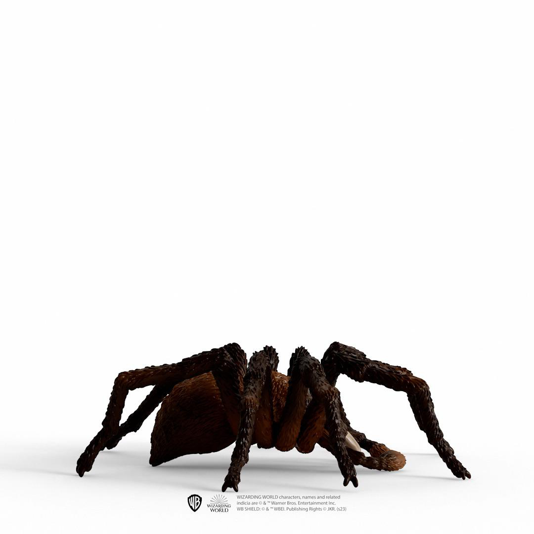 Eine große braune Spinne mit langen Beinen auf weißem Untergrund, mit einem Logo in der Ecke.