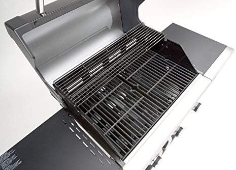 Grill nyitott fedővel. A rácsok és a belseje felülről látható.