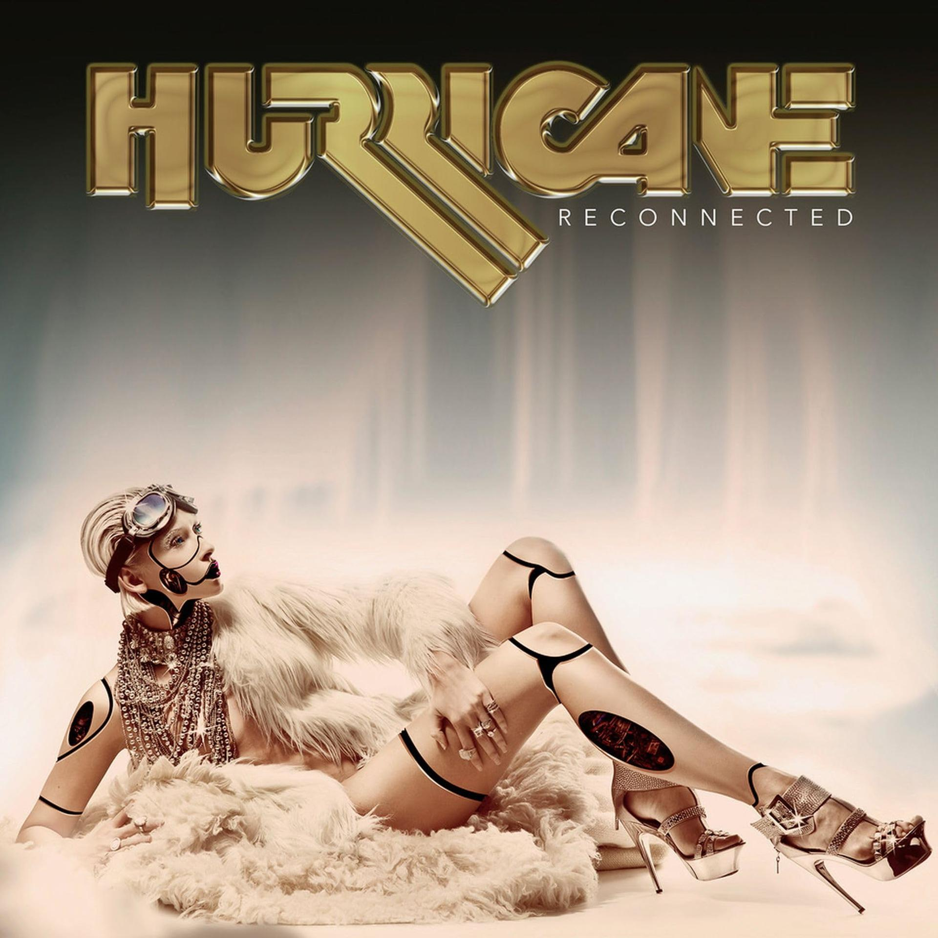 Albumcover mit einer Frau in metallischem Outfit. Goldener Text: HURRICANE RECONNECTED.