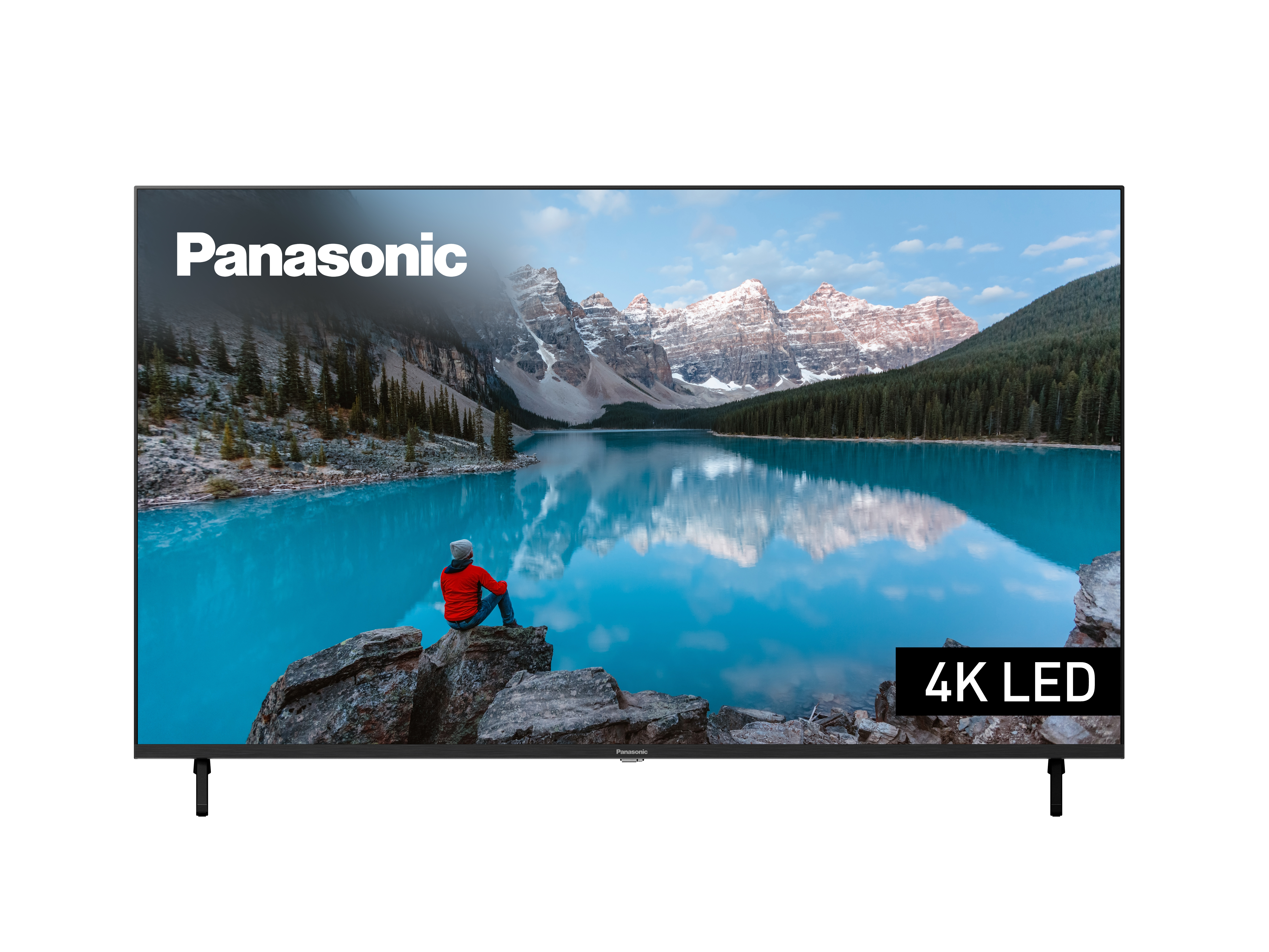 Panasonic-Fernseher zeigt eine Seelandschaft mit Bergen. Eine Person sitzt im Vordergrund auf einem Felsen.