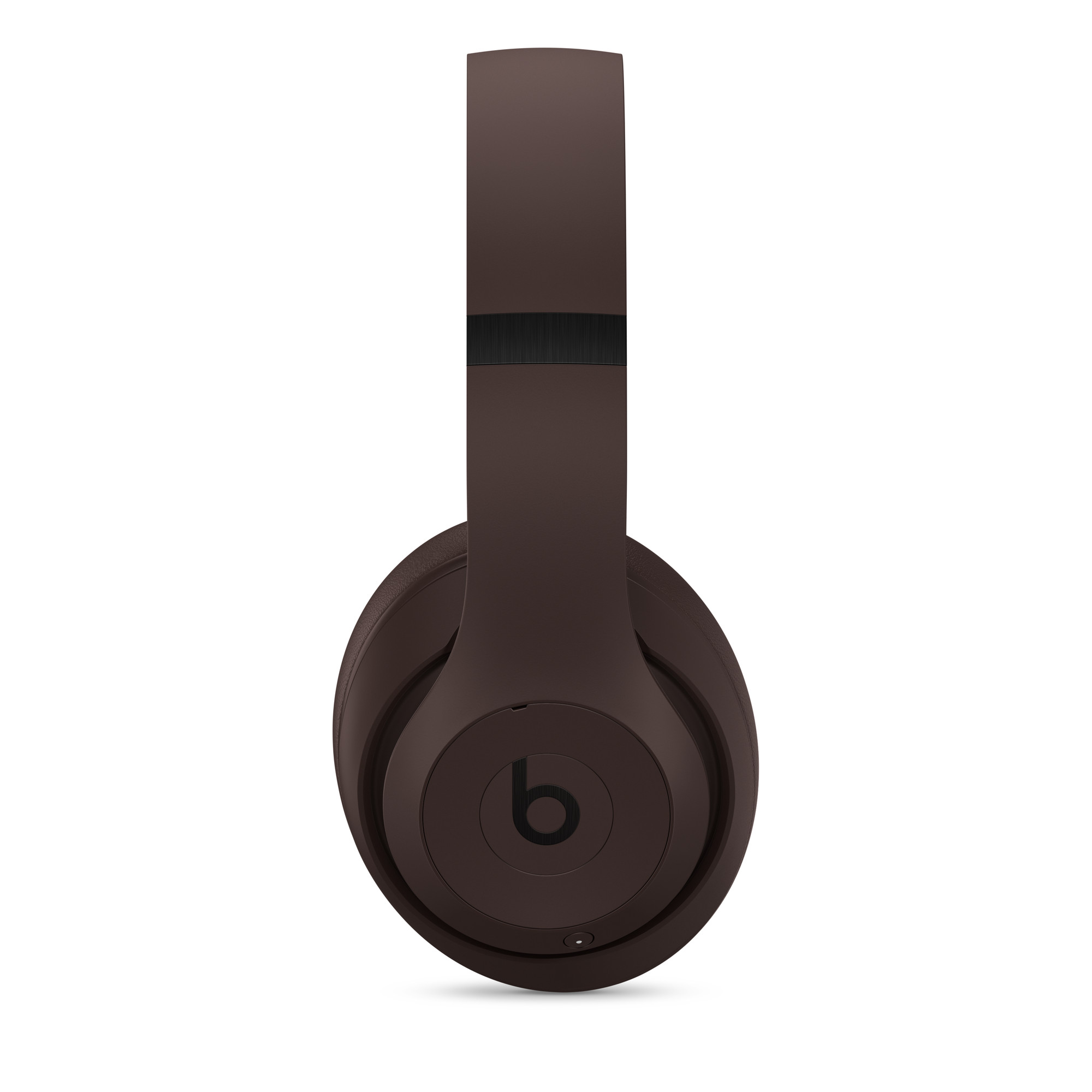 Kahverengi Beats kulaklıkları. Kulaklıklar beyaz bir arka plan üzerinde.