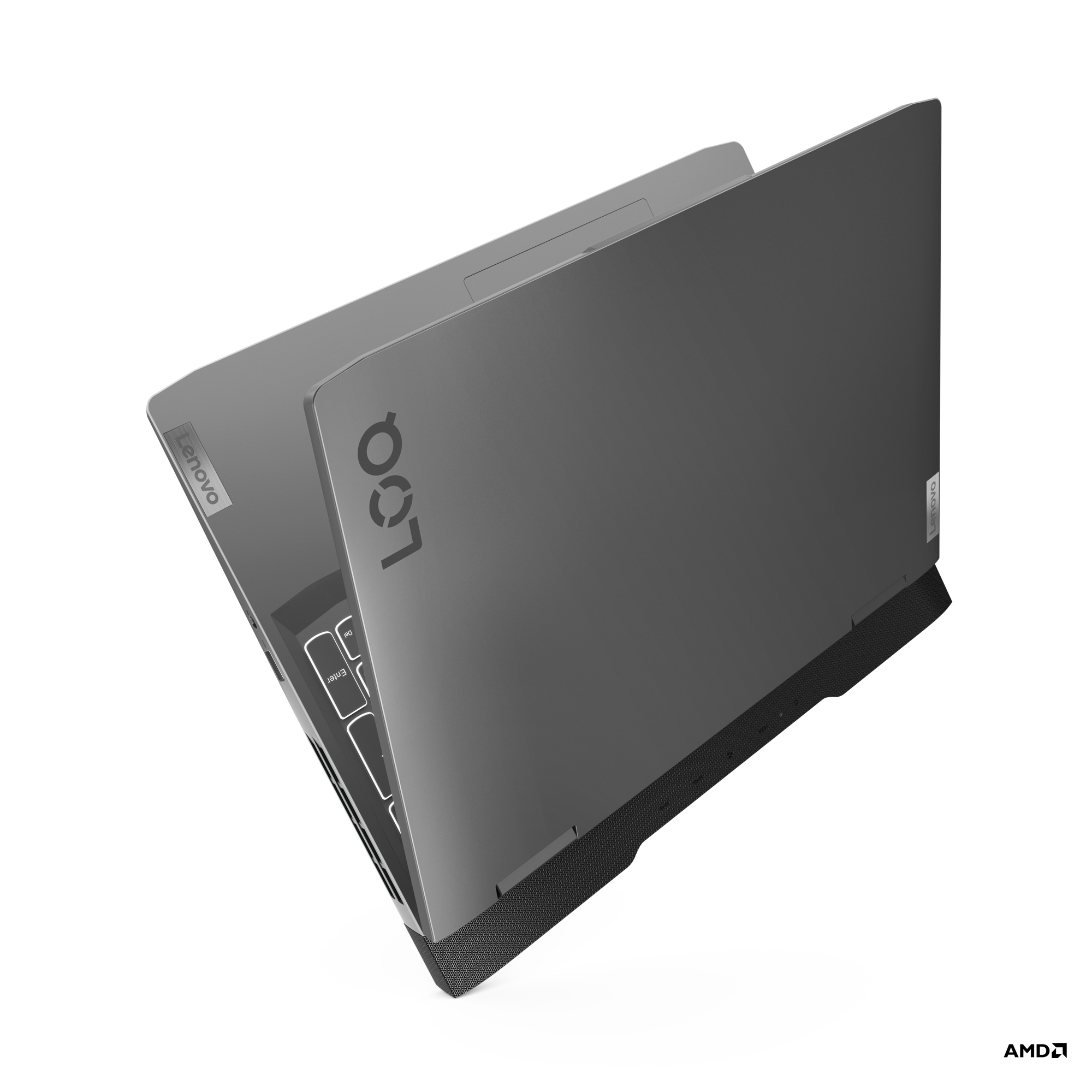 Lenovo logosu sol üst köşede bulunan, siyah bir arka plan üzerinde açılı duran koyu gri bir dizüstü bilgisayar.
