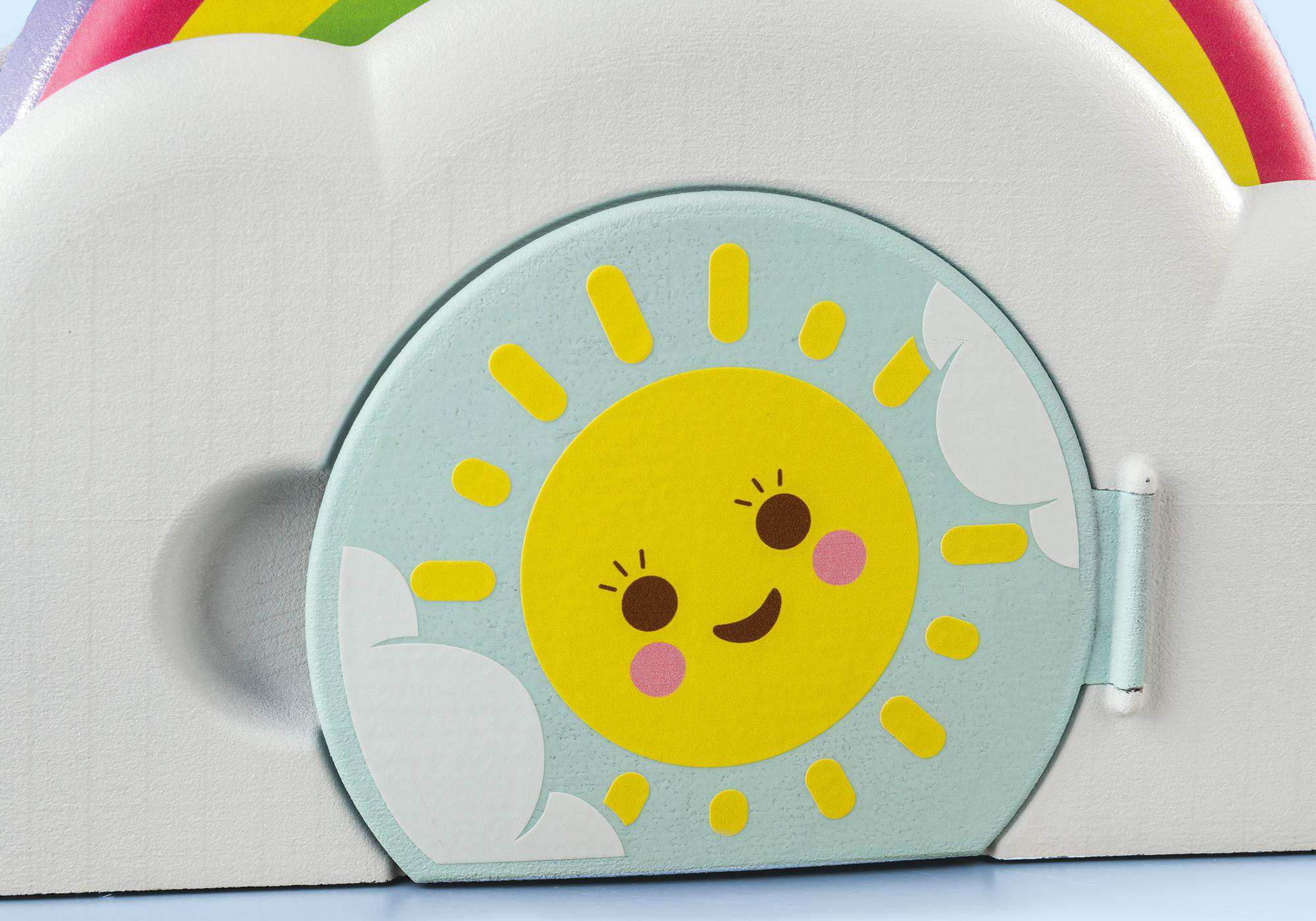 Nahaufnahme eines Spielzeugs mit einer lächelnden Sonne auf einer Wolke.