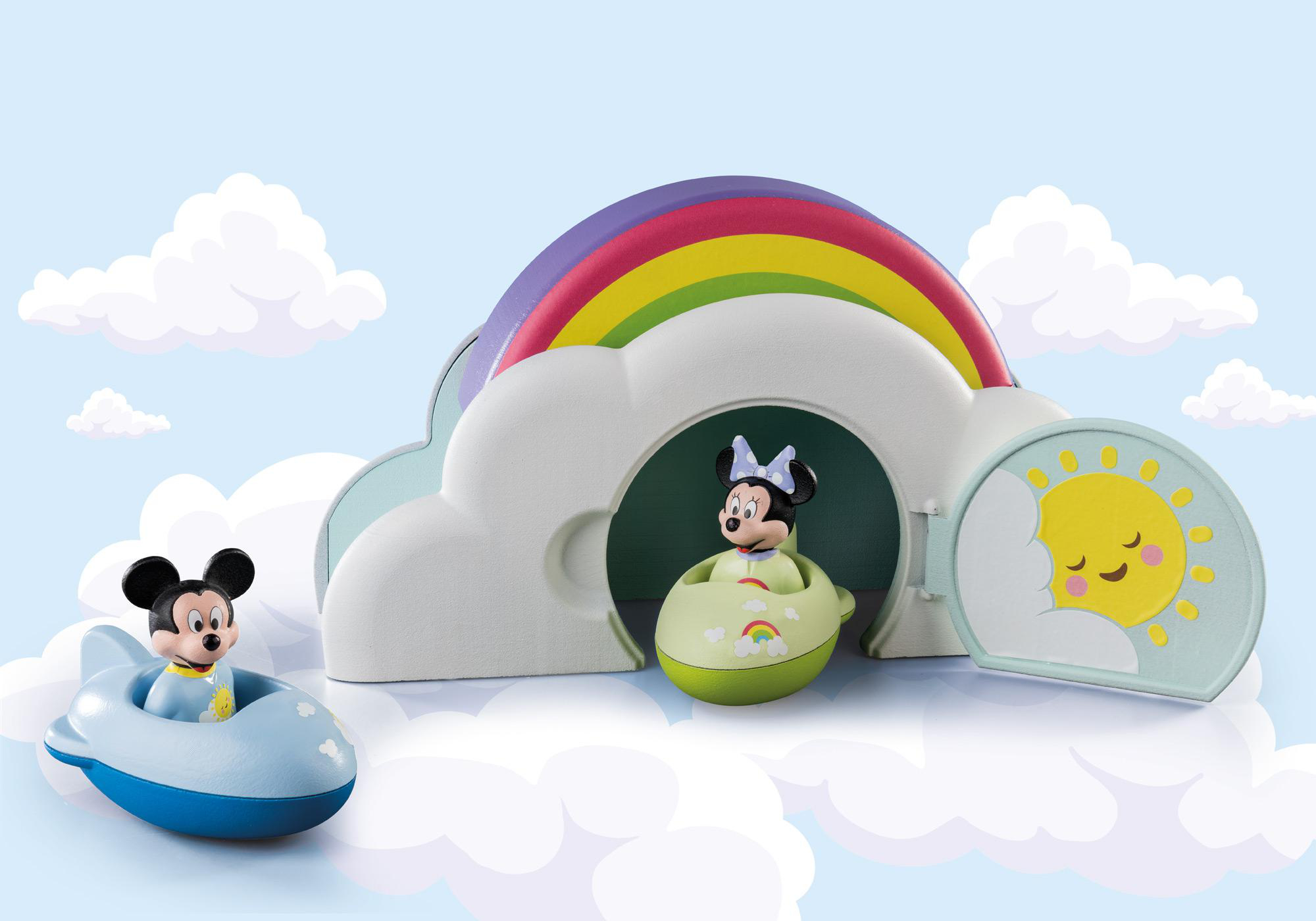 Mickey- und Minnie-Mouse-Spielzeug mit einer Regenbogen- und Wolken-Szene. Blauer Himmel im Hintergrund.