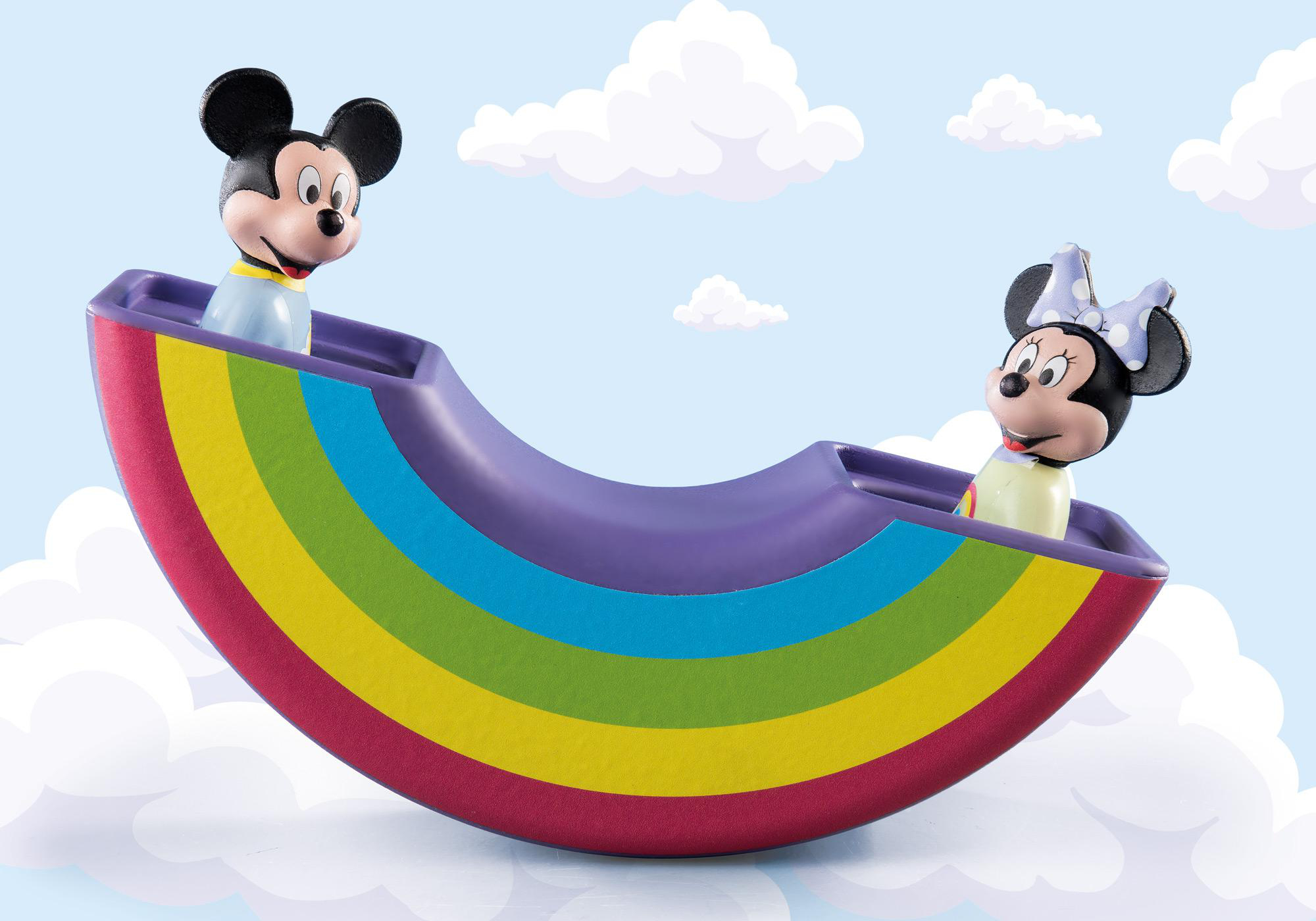 Mickey und Minnie Mouse auf einem regenbogenförmigen Spielzeug mit blauem Himmel.