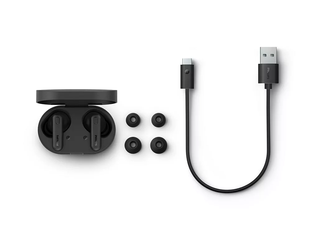 Siyah kablosuz kulaklıklar, şarj kutusu, yedek kulaklık uçları ve USB kablosu.