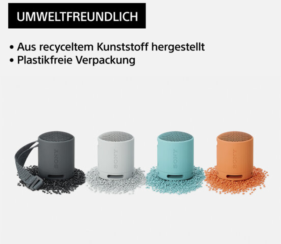 Vier kleine, zylindrische Lautsprecher in verschiedenen Farben. Sie sitzen auf kleinen Pellets.