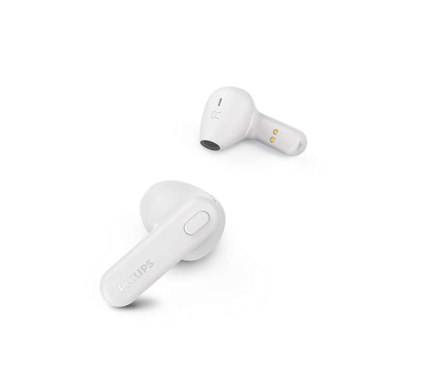 Beyaz arka plan üzerinde izole edilmiş iki beyaz Philips kablosuz kulaklık.