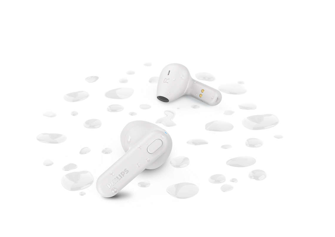 İki beyaz Philips kulaklık ve su damlacıkları. Kulaklıklar beyaz bir yüzey üzerinde.