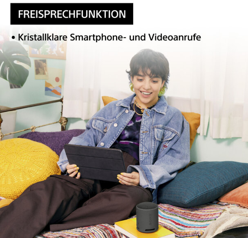 Donna con tablet, altoparlante e testo in tedesco.