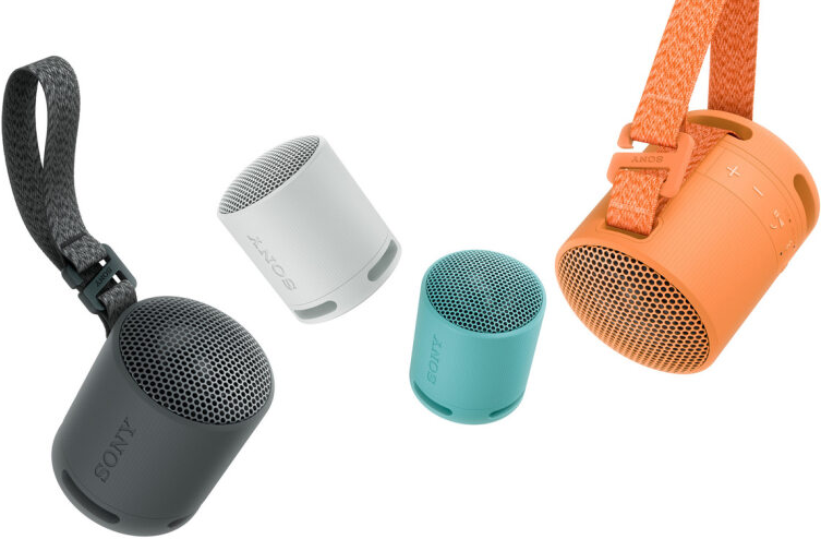 Quattro piccoli altoparlanti colorati con cinghie, diversi colori: grigio, bianco, blu, arancione.