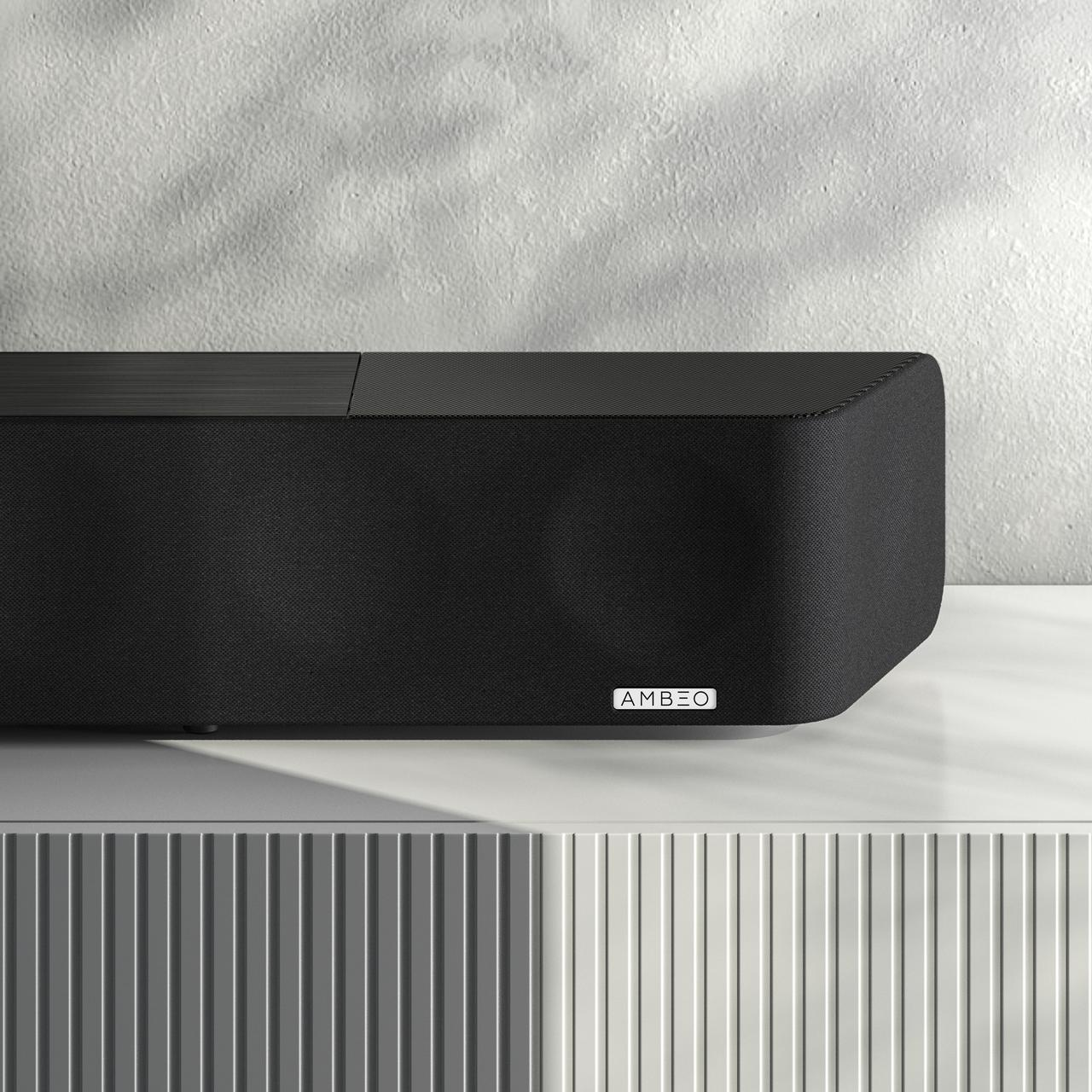 Fekete soundbar fehér felületen. Az AMBEO szó látható.