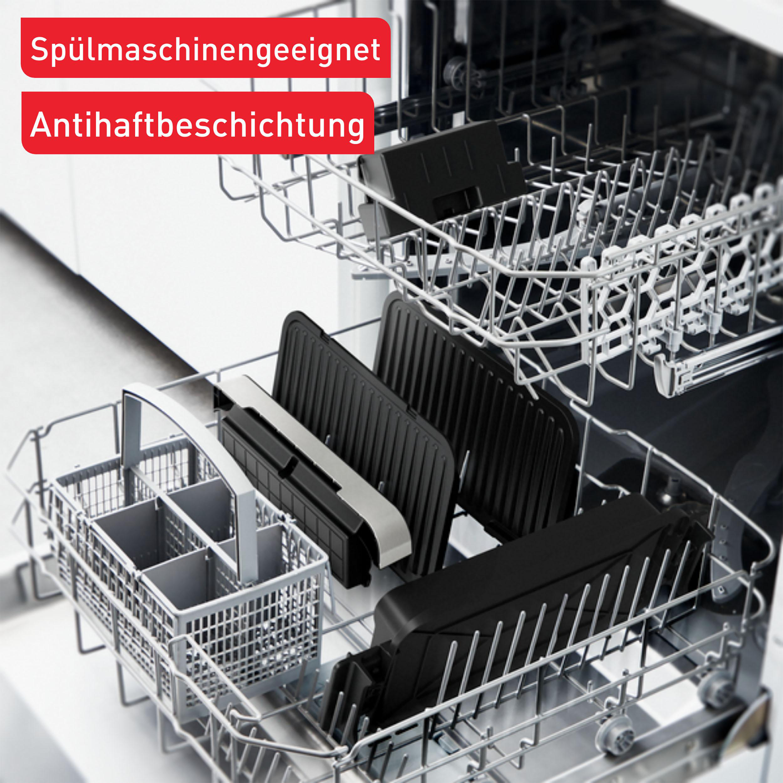 Geschirrspüler mit spülmaschinengeeigneten Gegenständen, einschließlich schwarzer und silberner Grillplatten.