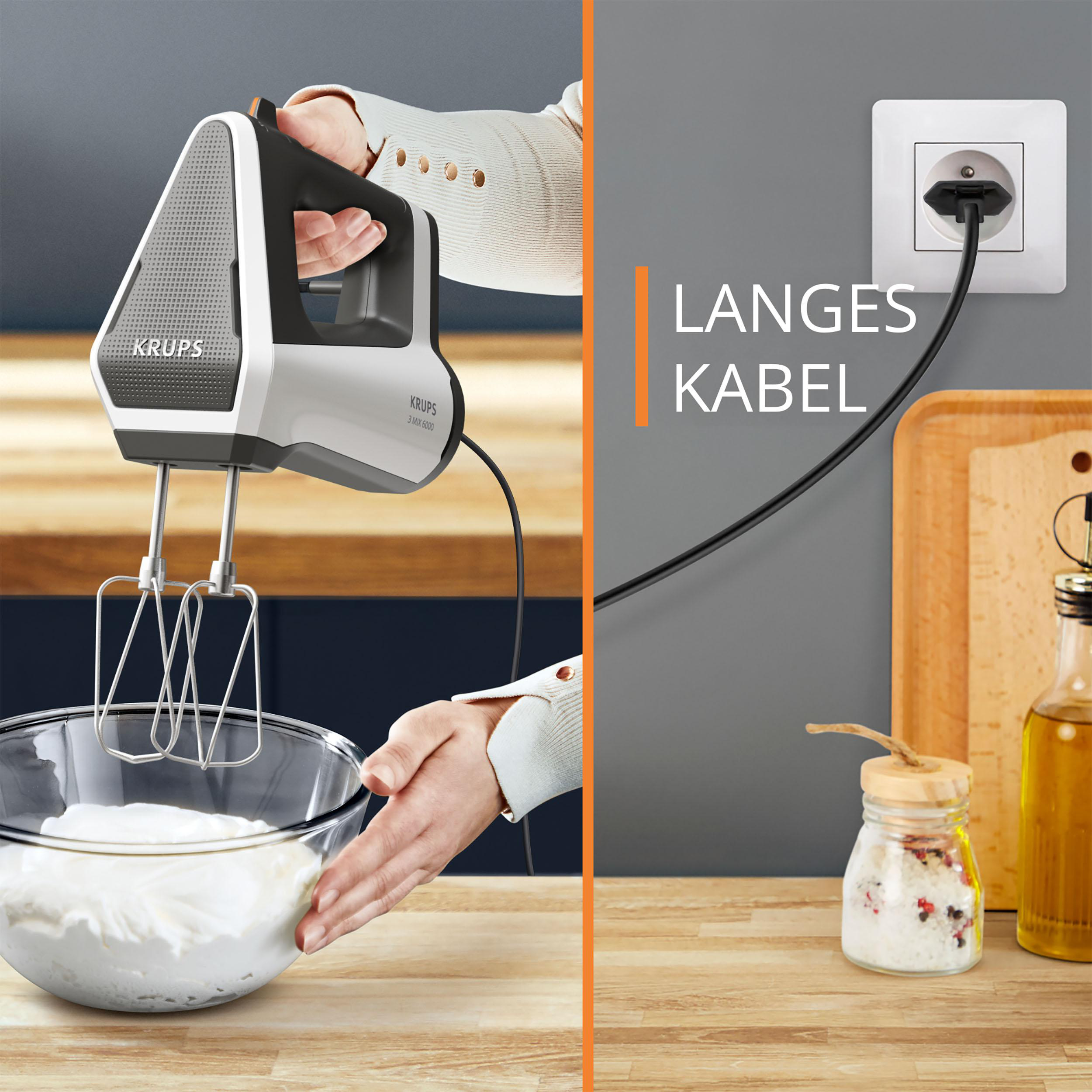 Eine Hand verwendet einen Krups-Mixer über einer Schüssel mit Schlagsahne. Steckdose und Zutaten sind daneben.