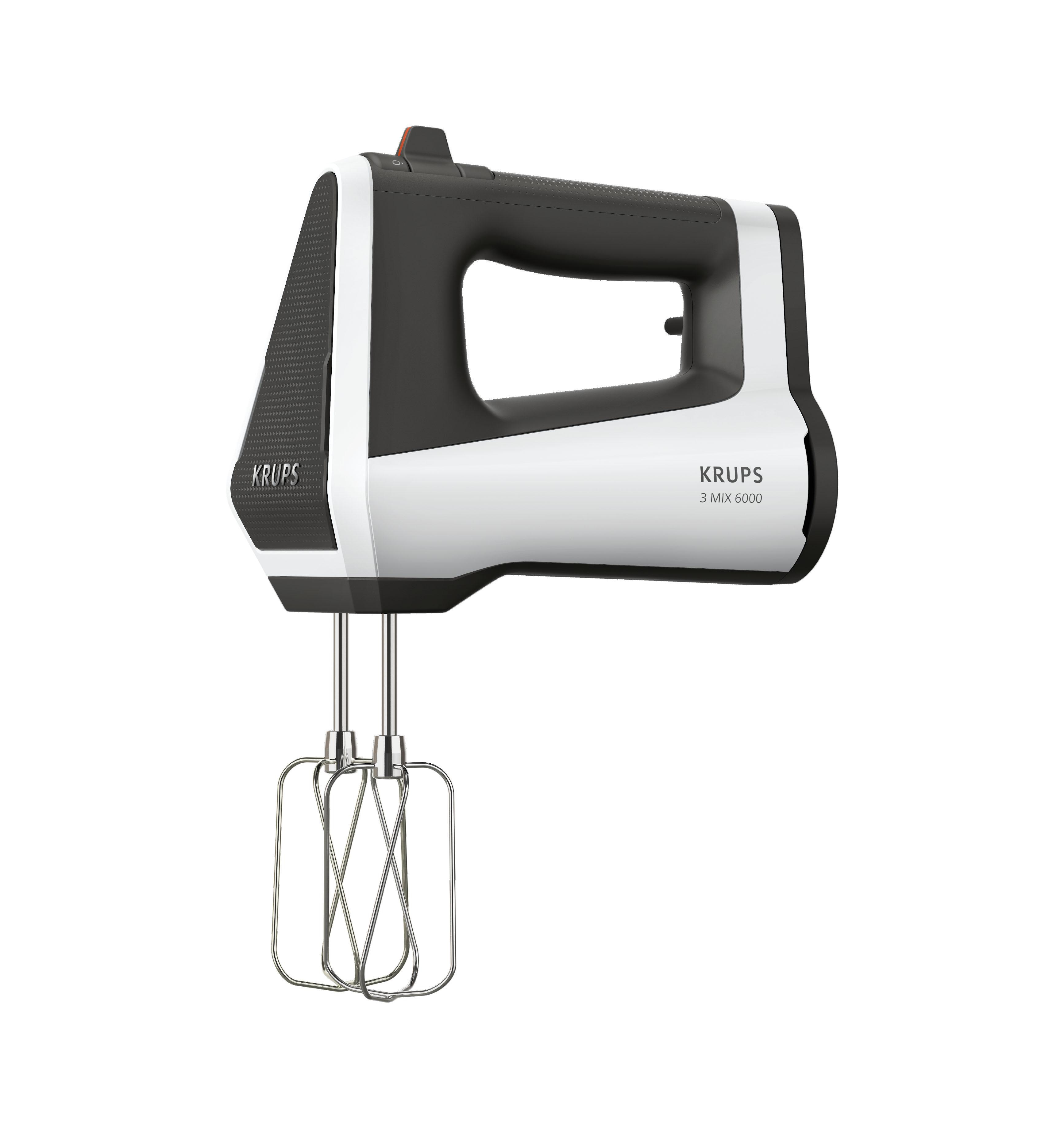 Ein weißer und schwarzer Krups-Handmixer mit zwei silbernen Rührbesen, von oben vor weißem Hintergrund betrachtet.