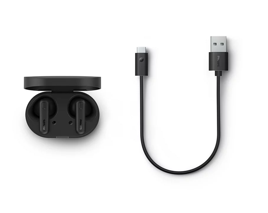 Şarj kutusu ve USB-C kablosu ile siyah kablosuz kulaklıklar. Beyaz arka plan.