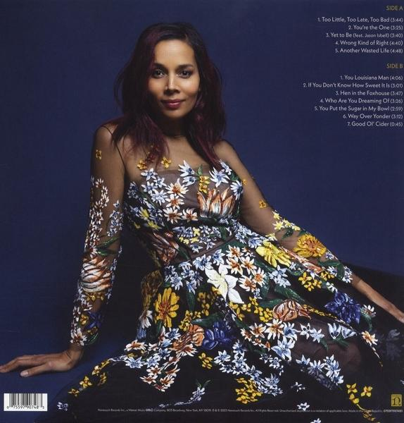 Frau in einem Blumenkleid mit Albumcover-Text im Hintergrund.