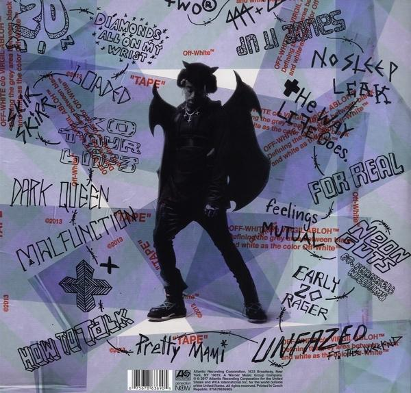 Albumcover mit einer Person, die schwarze Flügel und Off-White-Kleidung trägt, umgeben von Text und Grafiken.