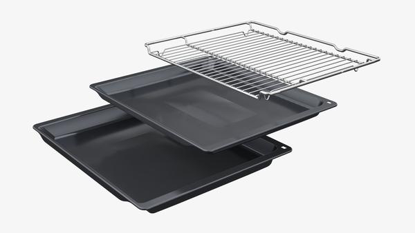 Ofenkomponenten: Grill, Backblech und eine tiefere Schale, alles in Silber und Schwarz.
