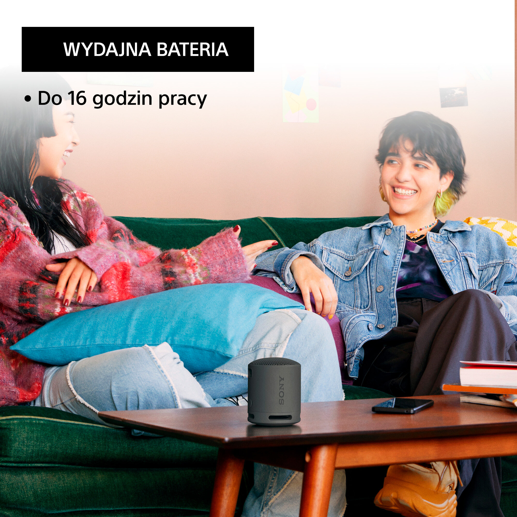 Dwie kobiety na kanapie z głośnikiem. Tekst: Do 16 godzin pracy.