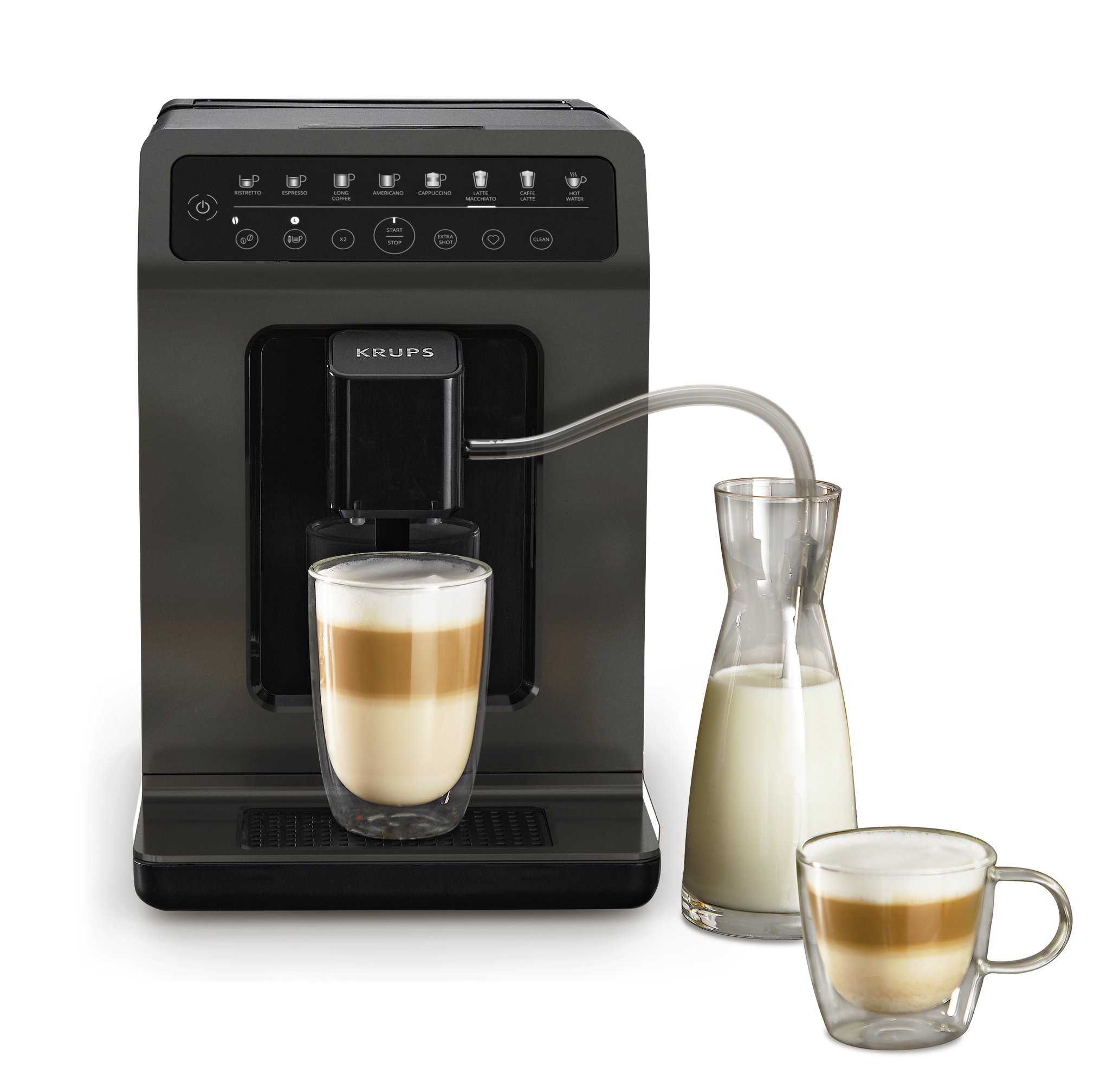 Kaffeemaschine mit Latte Macchiato und Glaskaraffe mit Milch. Schwarzer Hintergrund.