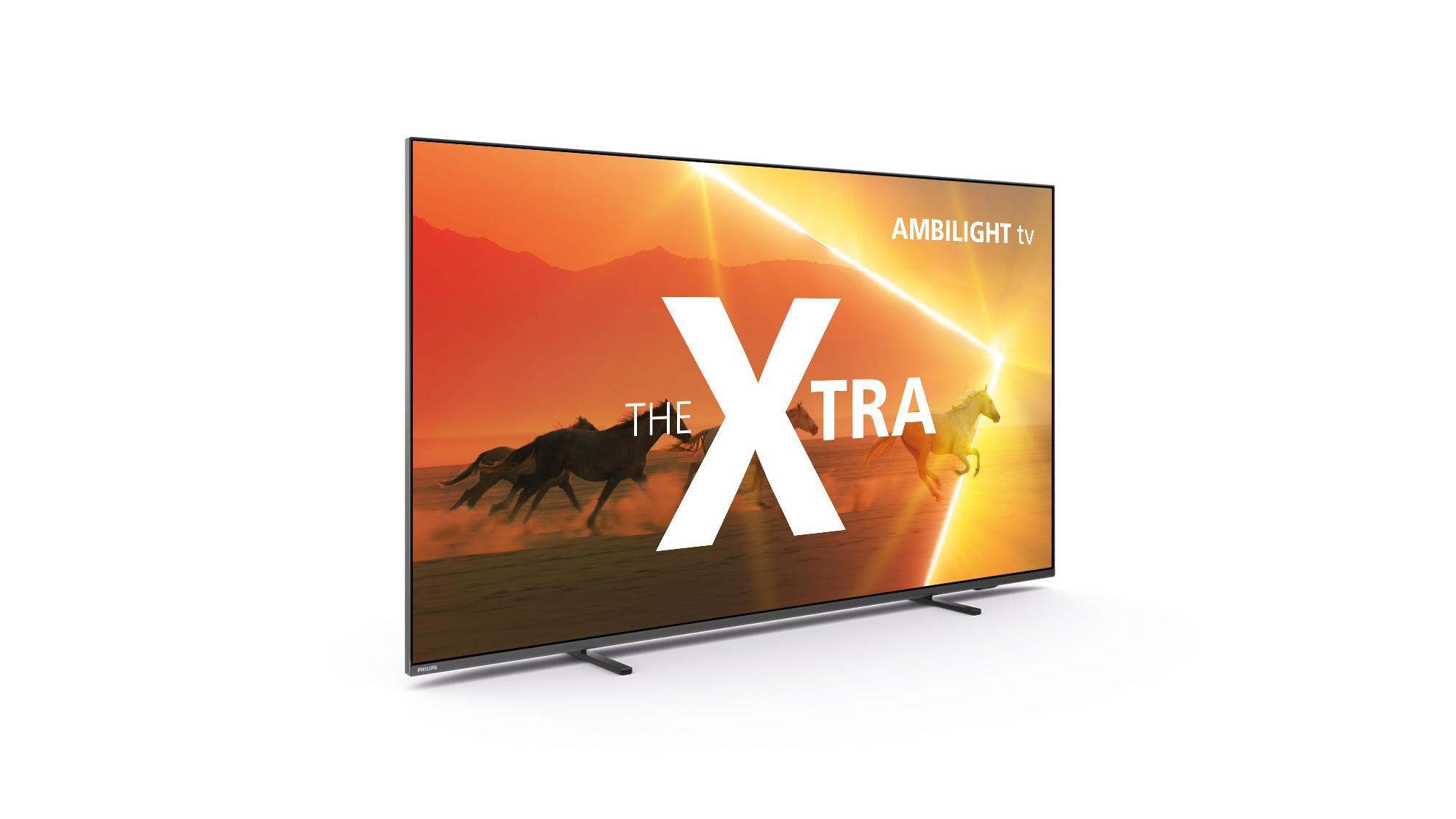 Ein Fernseher zeigt laufende Pferde vor einem Sonnenuntergangshintergrund mit dem Wort „XTRA“ in Weiß.