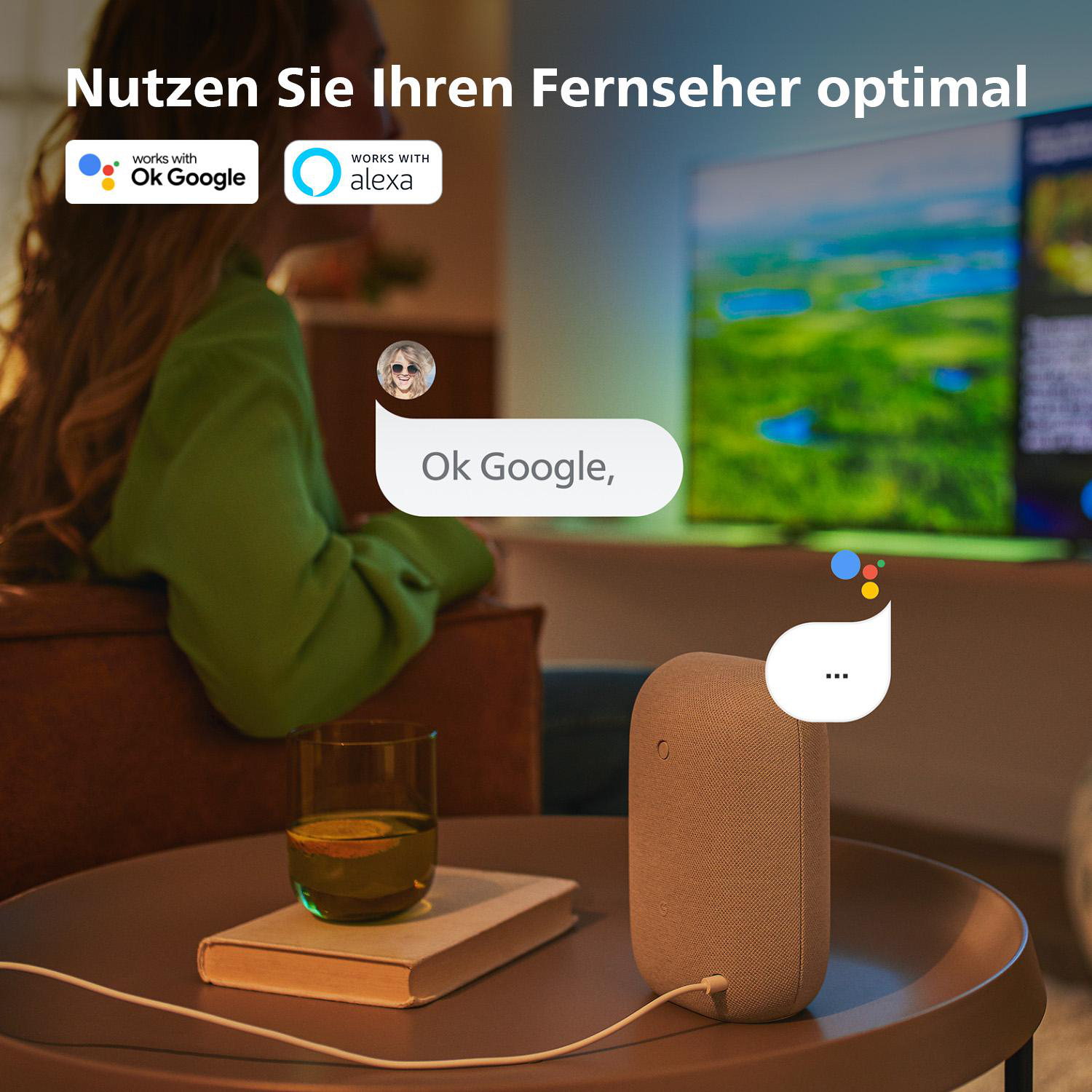 Ein intelligenter Lautsprecher interagiert mit einer Person und zeigt einen Fernsehbildschirm mit einer Naturszene im Hintergrund.