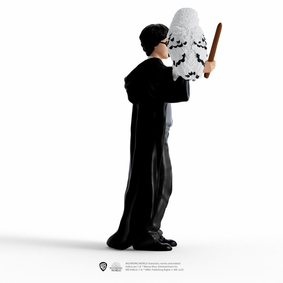 Harry Potter Figur mit Zauberstab und Eule, weißer Hintergrund.