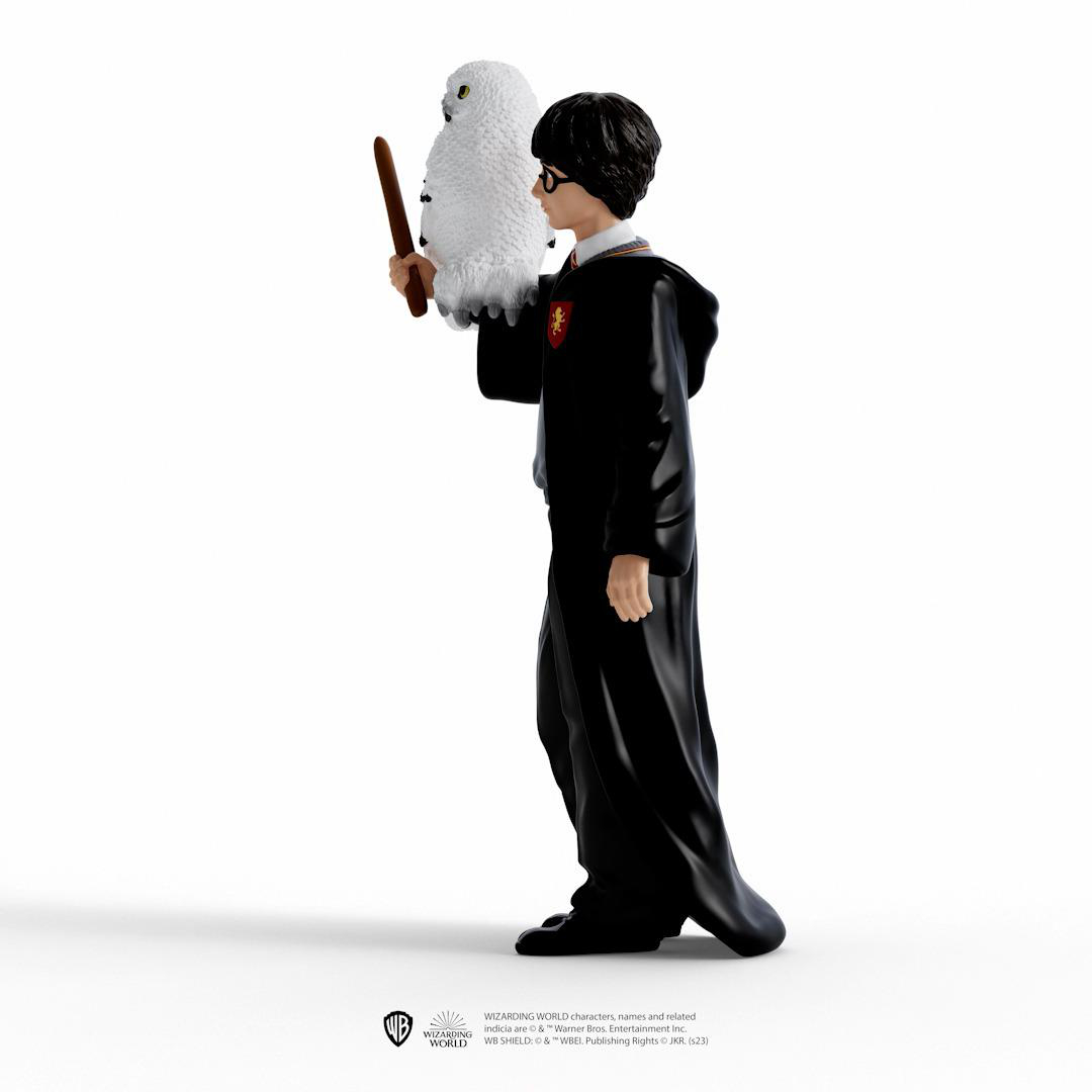 Harry Potter Figur, die einen Zauberstab und eine weiße Eule hält.
