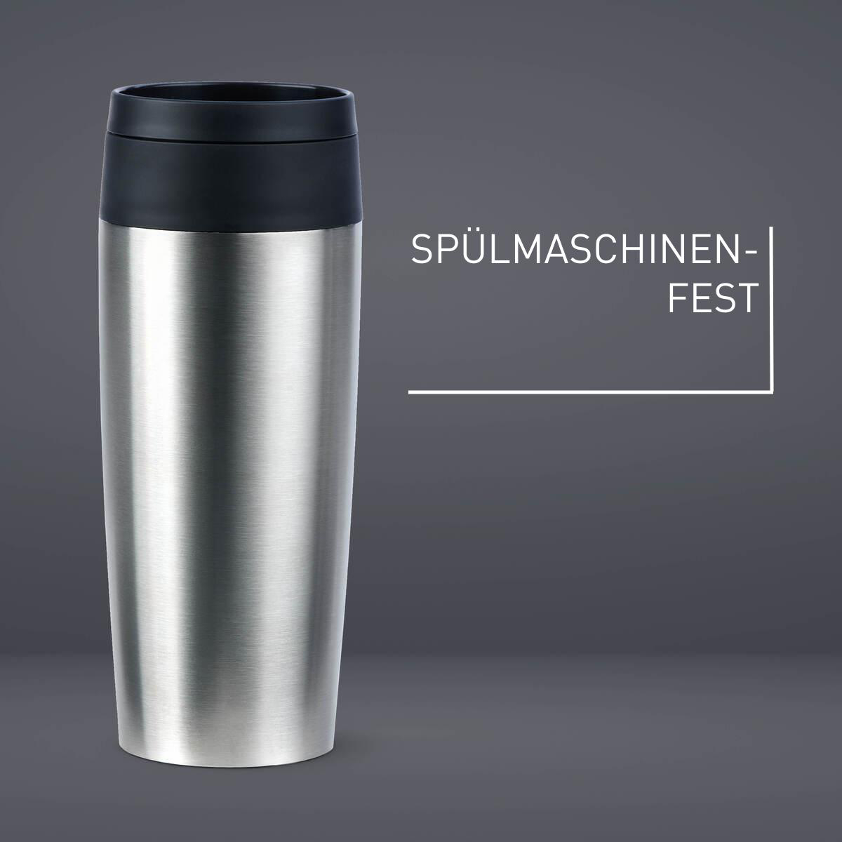 Metallischer Reisebecher mit schwarzem Deckel, mit deutschem Text, vor grauem Hintergrund.