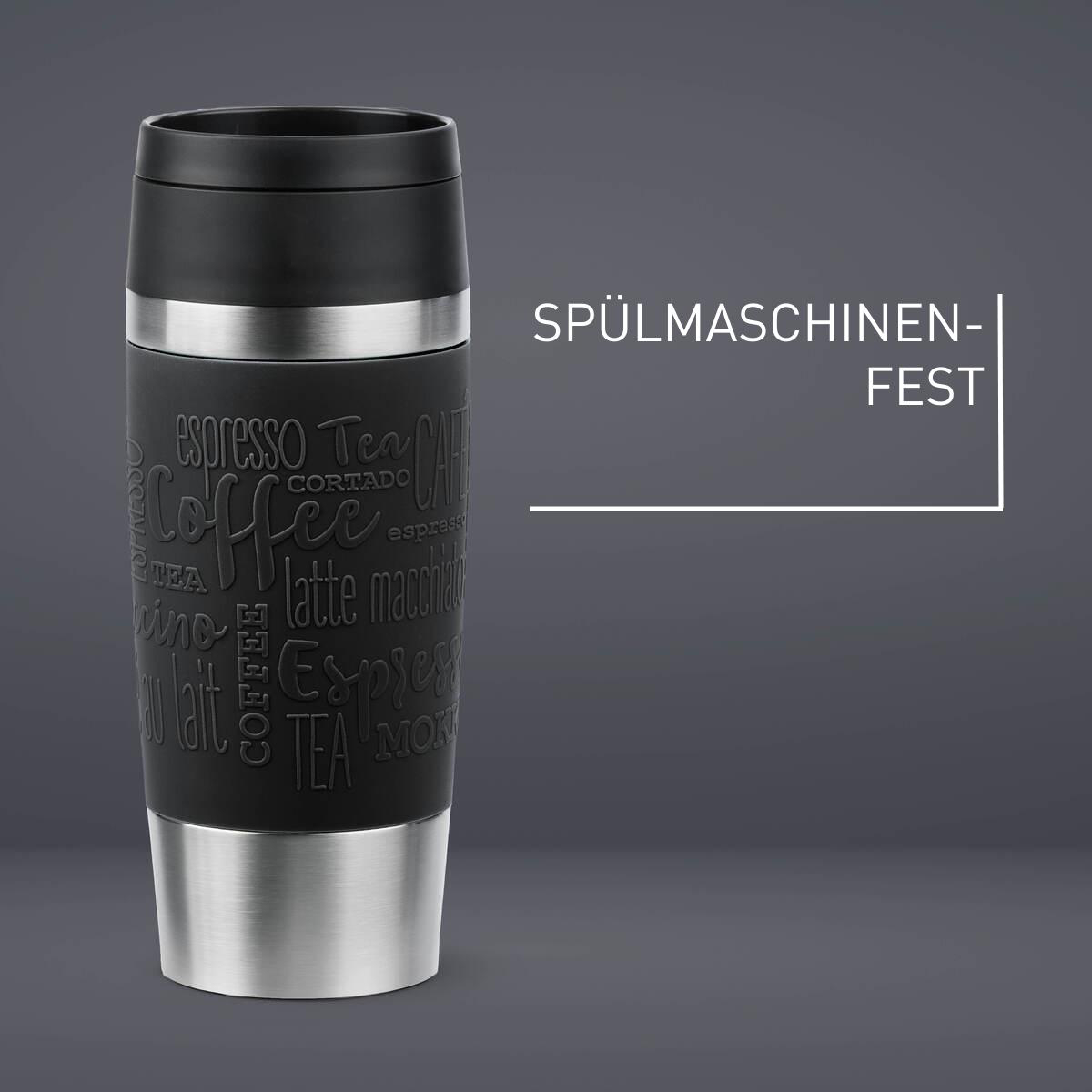 Schwarzer Reisebecher mit Kaffee-Wörtern und silbernen Akzenten auf grauem Hintergrund.