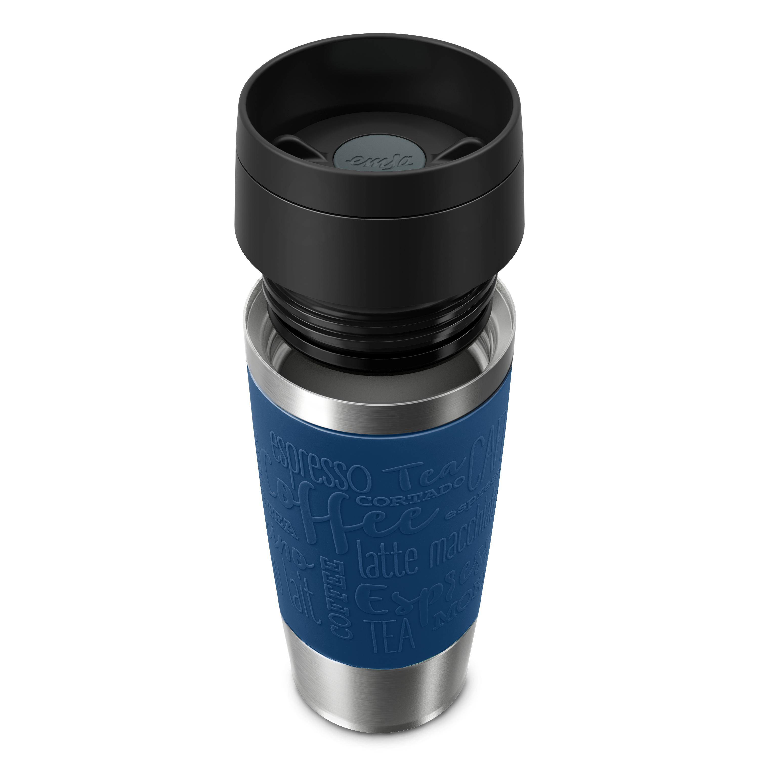 Ein blauer Reisebecher, Edelstahl. Deckel ist schwarz. Kaffeebezogene Wörter auf dem Becher.
