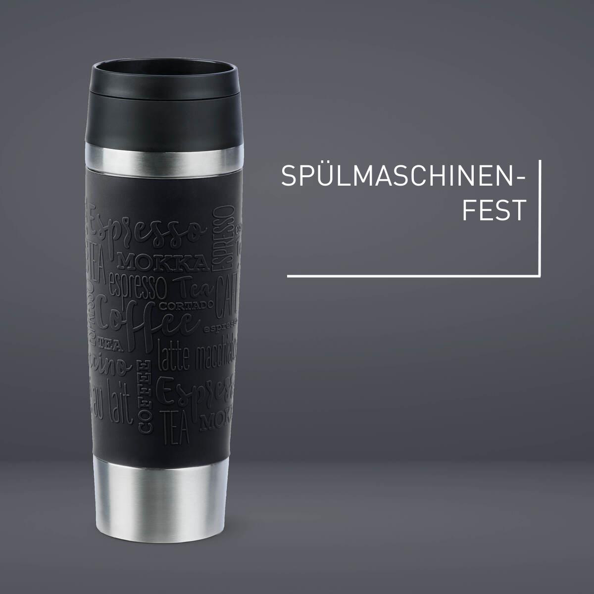 Ein schwarzer Reisebecher mit Text darauf, auf grauem Hintergrund.
