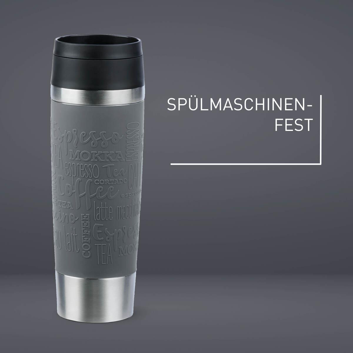 Grauer Reisebecher mit Kaffee-Wörtern auf grauem Hintergrund.