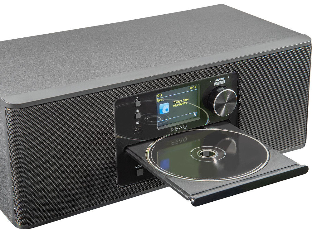 Szare urządzenie audio Peaq z otwartą szufladą na płyty CD, wyświetlające ekran z opcjami menu.