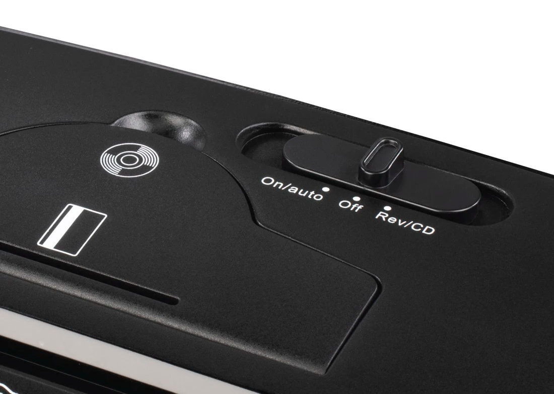 Czarny panel sterowania niszczarki. Posiada przełącznik suwakowy z ustawieniami włącz/auto, wyłącz i Rev/CD.