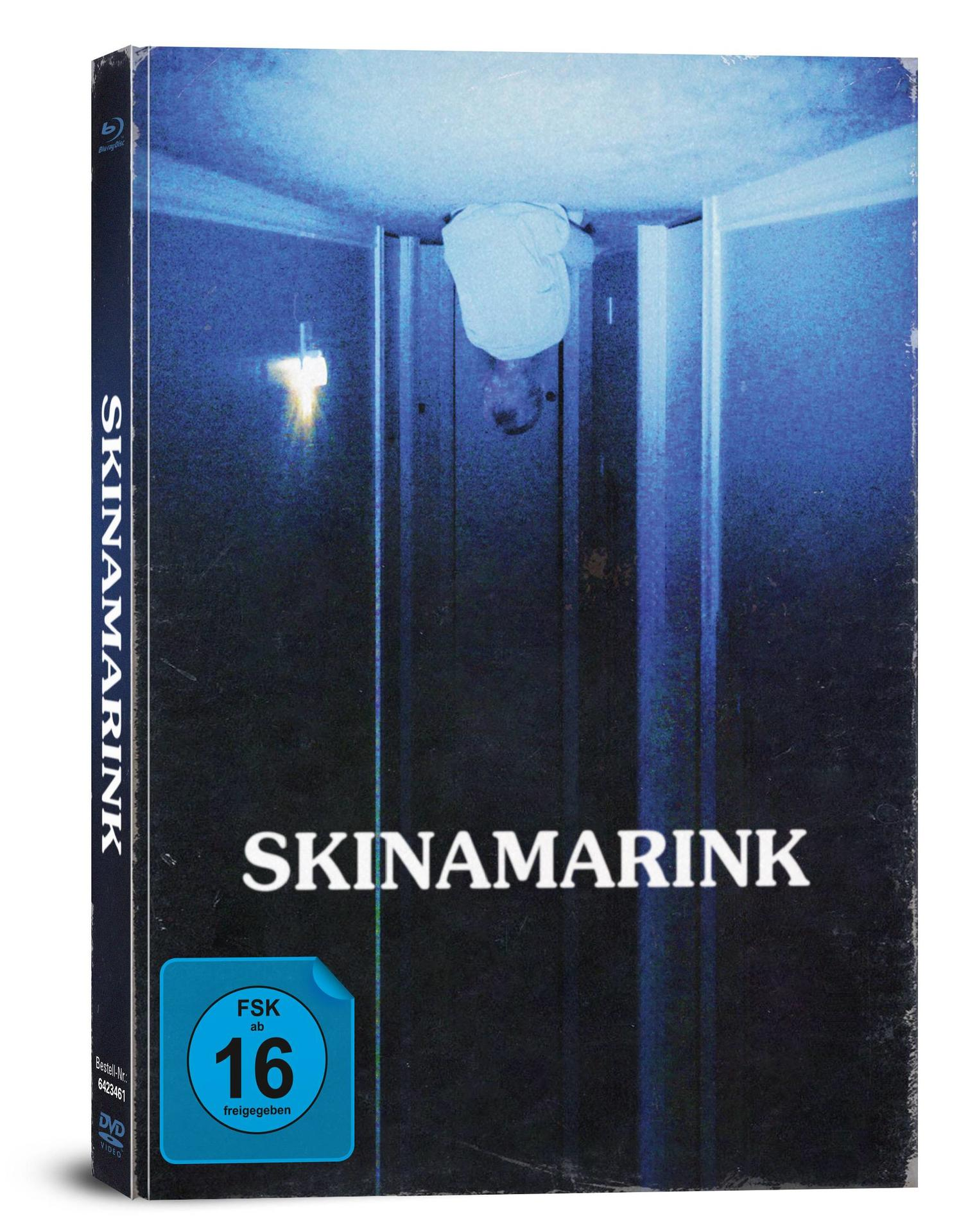 DVD-Box eines Horrorfilms mit dunklem Bild einer Person in der Dusche, Text 'SKINAMARINK'.