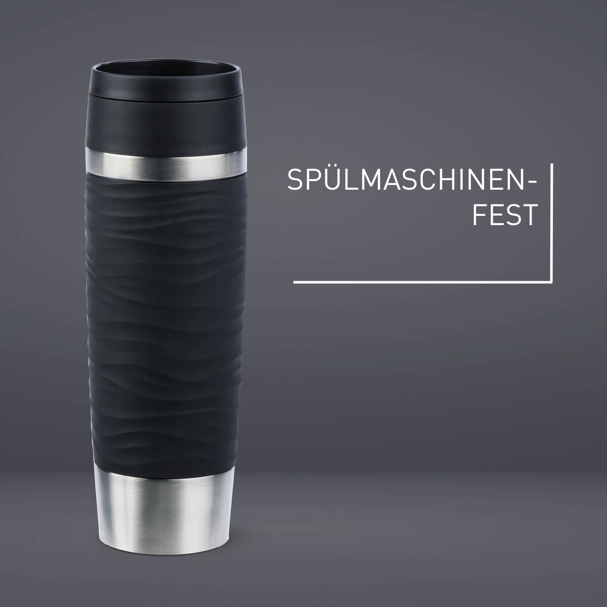 Ein schwarzer und silberner isolierter Reisebecher auf dunklem grauen Untergrund.