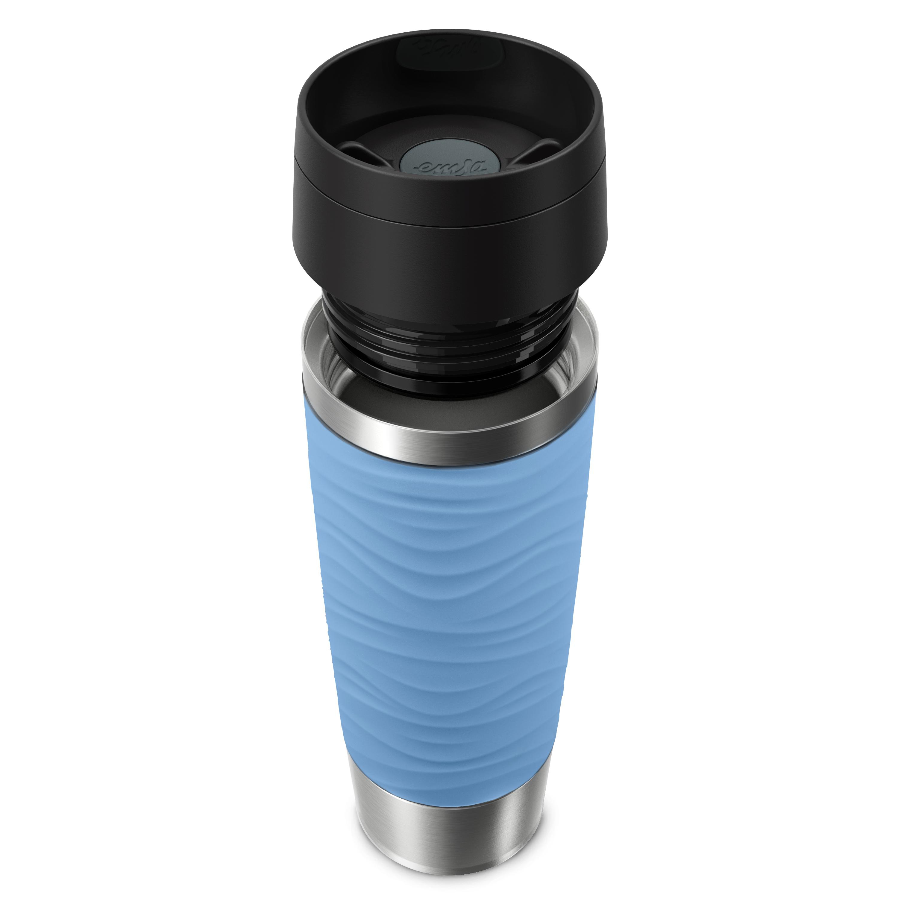 Blauer Reisebecher. Schwarzer Deckel, Edelstahlbasis, vor weißem Hintergrund.