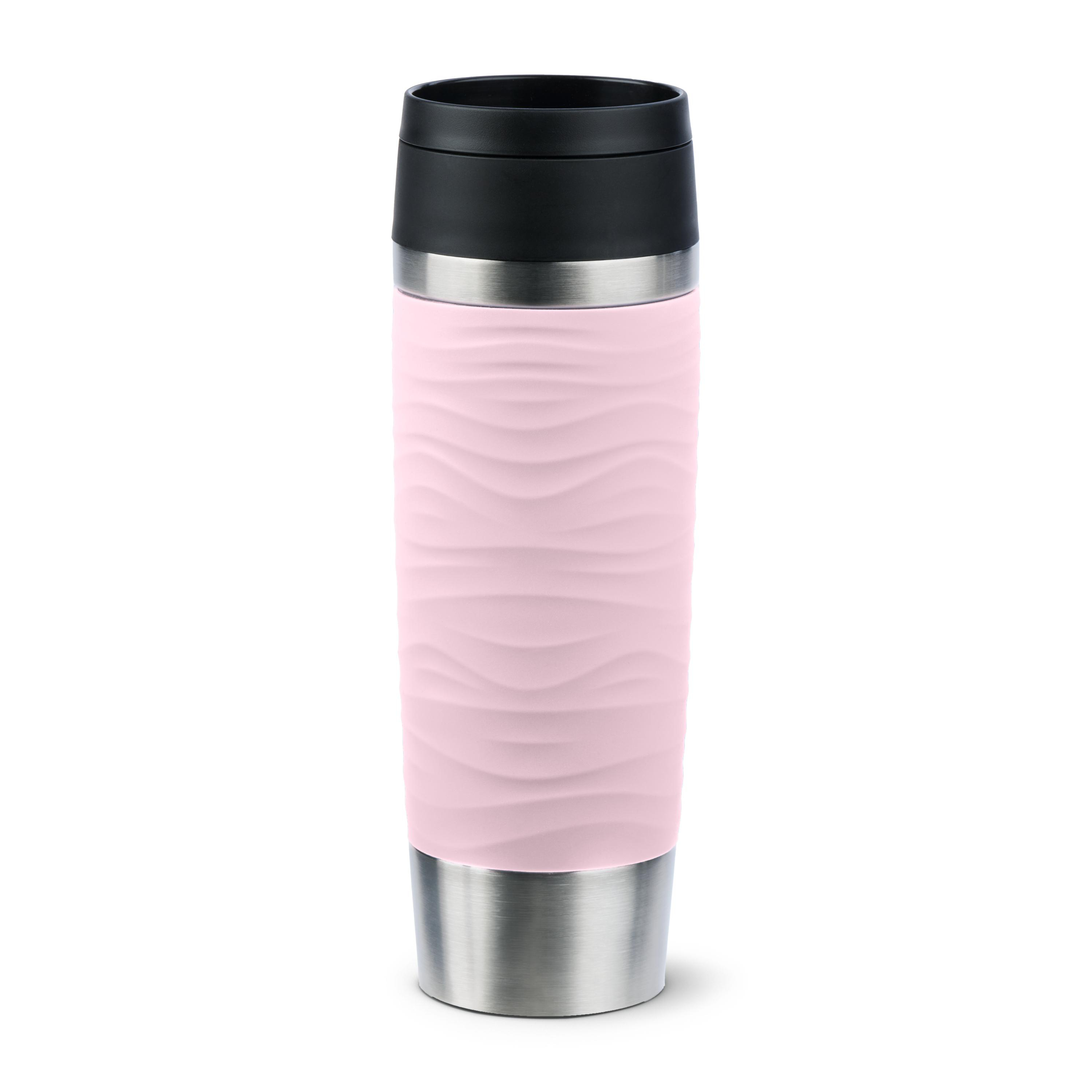 Ein rosa Reisebecher mit schwarzem Deckel. Die Tasse hat ein wellenförmiges Design und einen Metallsockel.