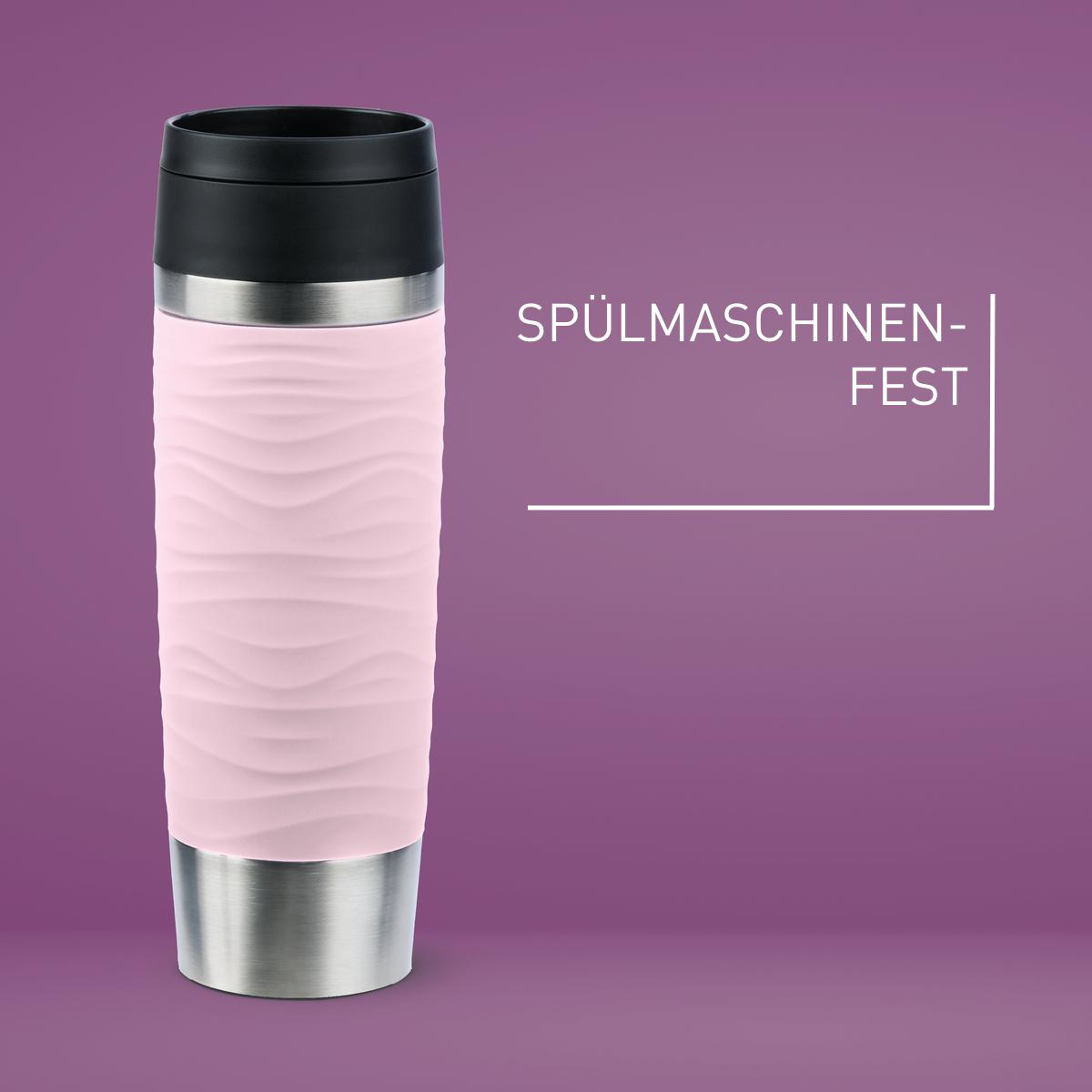 Rosa isolierter Reisebecher mit Wellendesign, auf lila Hintergrund.