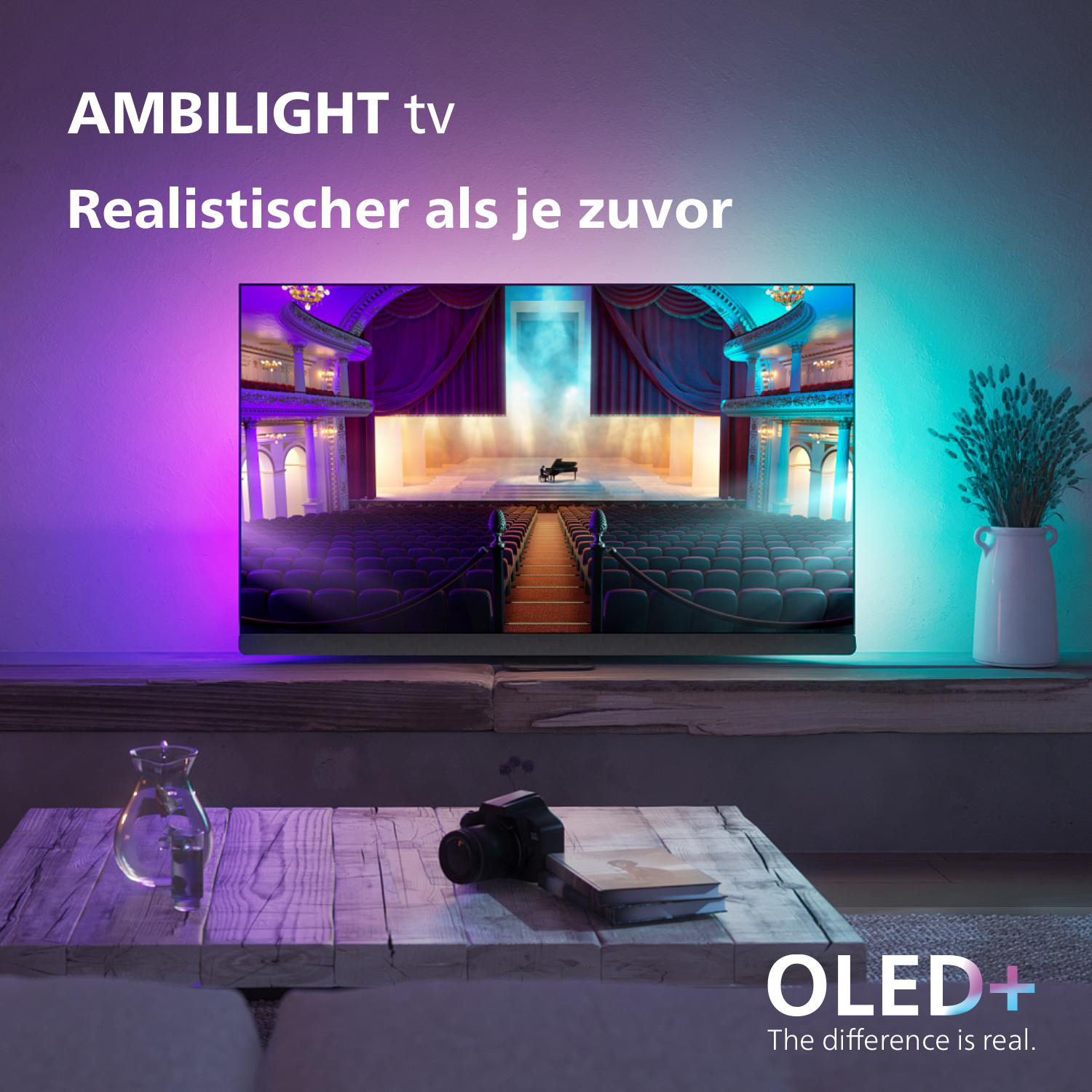 Wohnzimmer mit Fernseher, Sofa, Vase und Umgebungsbeleuchtung.