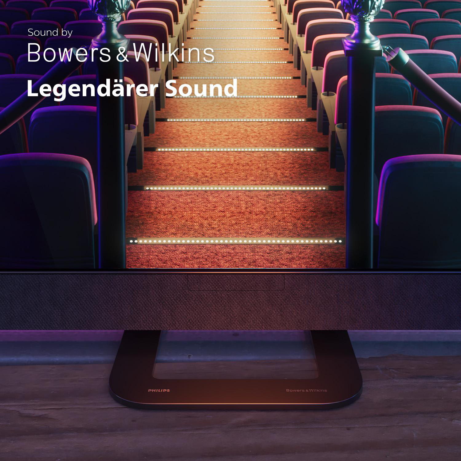 Kinointerieur mit Reihen roter Sitze. Text: Sound by Bowers & Wilkins, Legendärer Sound, auf einer Leinwand am Ende.