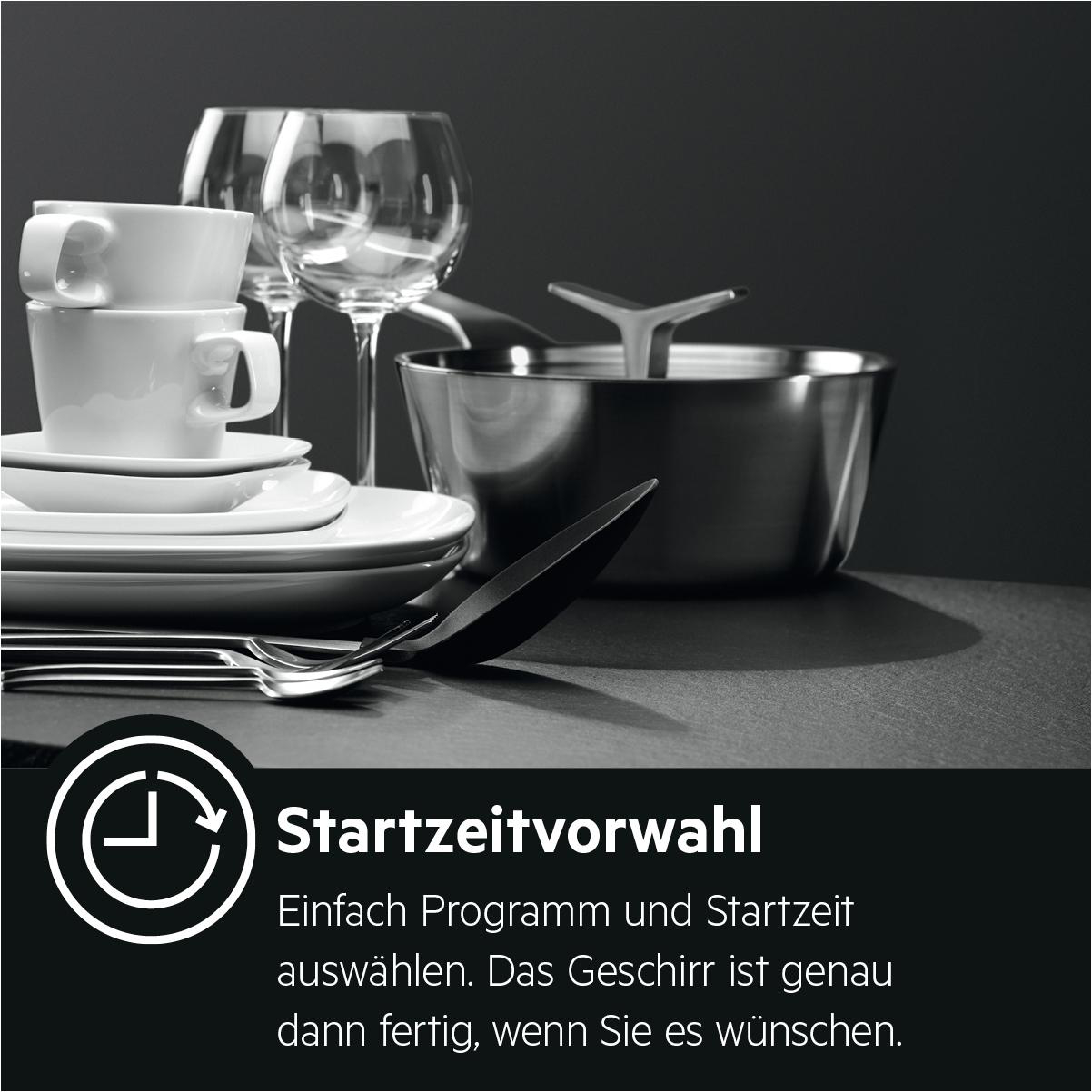 Weiße Geschirr, Tassen und Gläser mit Küchenutensilien, schwarzer Hintergrund und Text über Startzeit.