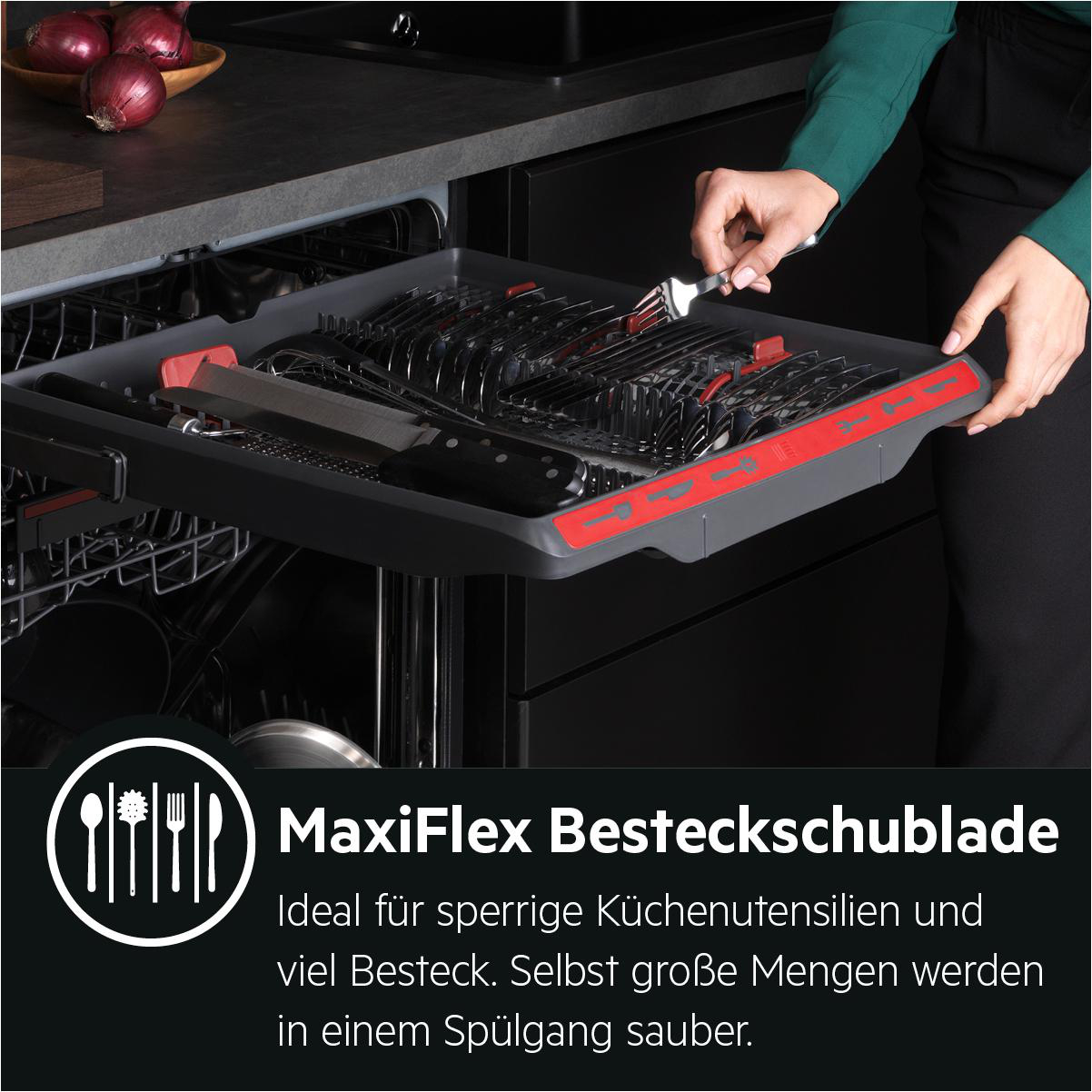 Geschirrspülerschublade mit Besteck. Eine Frau legt eine Gabel in die Schublade. Text MaxiFlex Besteckschublade.