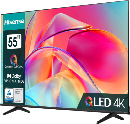Hisense 55" TV élénk színekkel, fekete kerettel és szögletes lábakkal. A képernyő színes művészetet mutat.