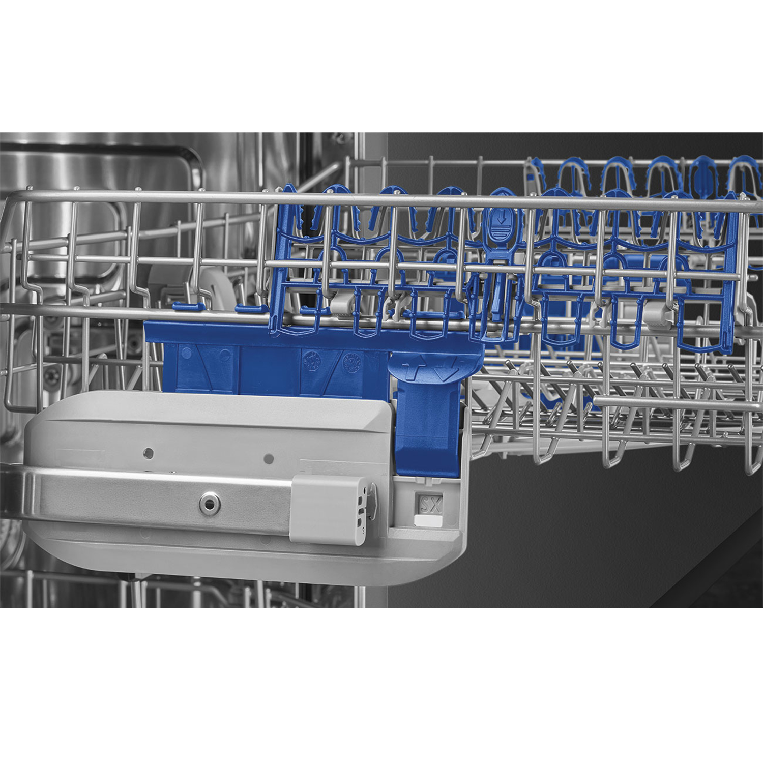L'interno di una lavastoviglie mostra un rack con parti in plastica blu e un componente grigio.