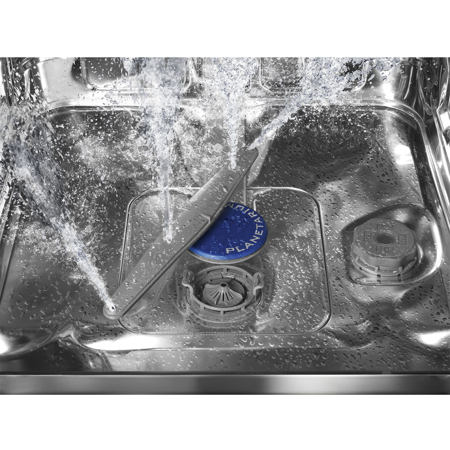 Interno di una lavastoviglie con acqua spruzzata. Una parte blu è al centro.