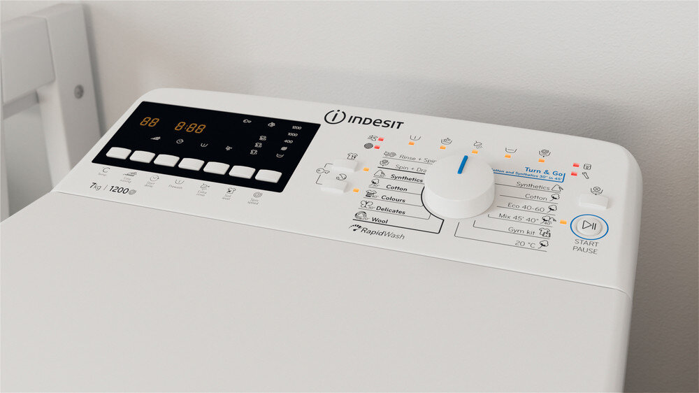 Zbliżenie białego panelu sterowania pralki z przyciskami, wyświetlaczem i pokrętłem.