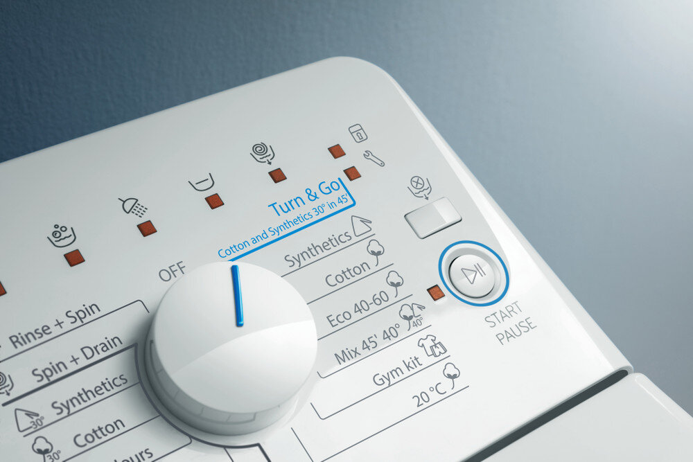 Zbliżenie białego panelu sterowania pralki z różnymi ikonami i przyciskami, z pokrętłem po lewej stronie.